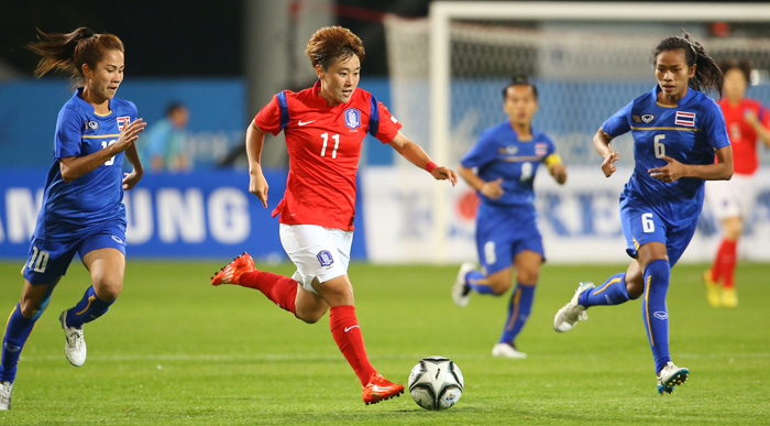 During the Group A match against Thailand at the Asiad Rugby Stadium in Incheon on September 14, Park Hee-young (second, left) dribbles the ball through the Thai defensive line. (photo: Yonhap News) 
