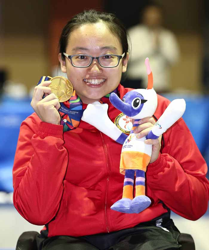  Chan Yuichong from Hong Kong holds up her gold medal after winning the women's foil category B competition held at the Songdo Global University Gymnasium on October 19. 