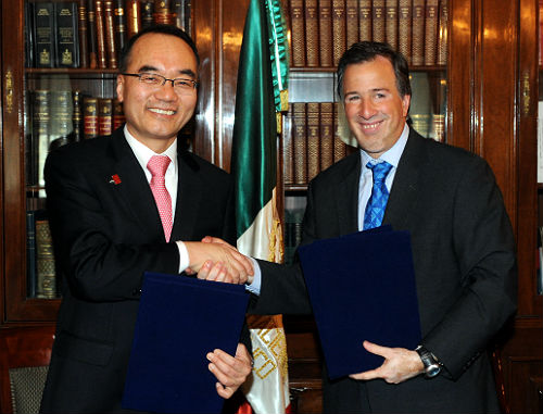 Minister of Strategy and Finance Bahk Jaewan and Mexican Finance Minister Jose Antonio Meade shake hands after signing a Memorandum of Understanding on February 27