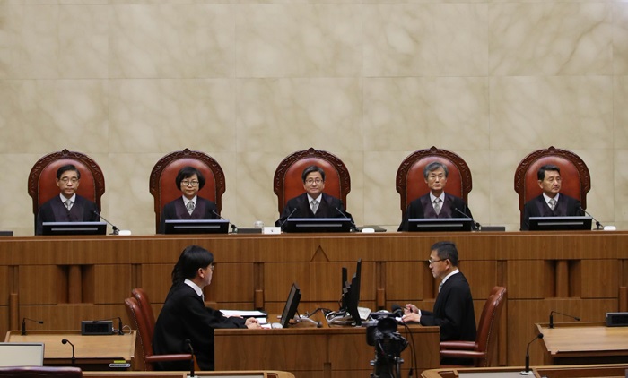 The Supreme Court on Oct. 30 ordered a Japanese company to compensate KRW 100 million to each of the four Korean plaintiffs who were victims of wartime forced labor. (Yonhap News)