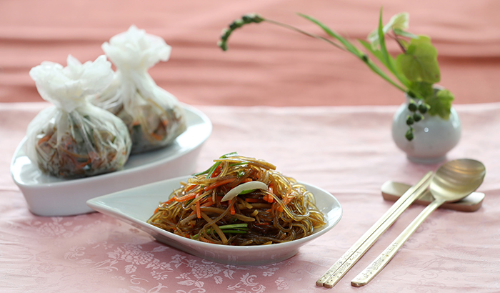 The recipe for simple <i>japchae</i> is an improved version of the traditional stir-fried noodle and vegetables dish. Recommended by six government organizations, including the Korean Food Promotion Institute, this new recipe allows people to enjoy the dish any time and any place.