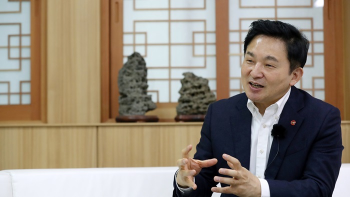 Won Hee-ryong, governor of Jeju Special Self-Governing Province, on March 21 says, "Jeju-do (Island) will contribute to national development through its two values of clean nature and deregulation."
