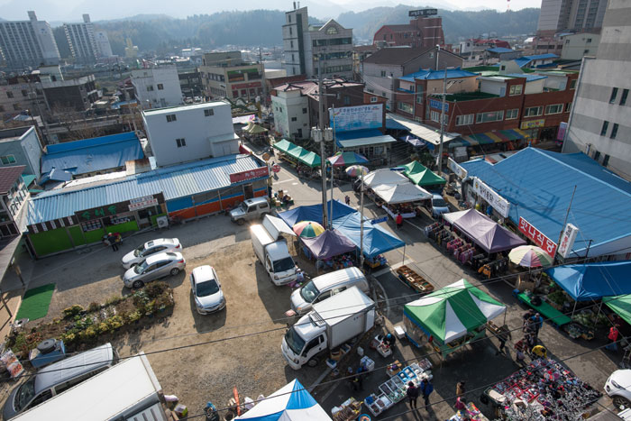 The five-day wild herb market in Jinbu-myeon Township, Pyeongchang-gun County, saw its heyday from the late 1970s to the 2000s, becoming the largest wild herb market in the country. The photo shows the wild herb market in Jinbu-myeon today.