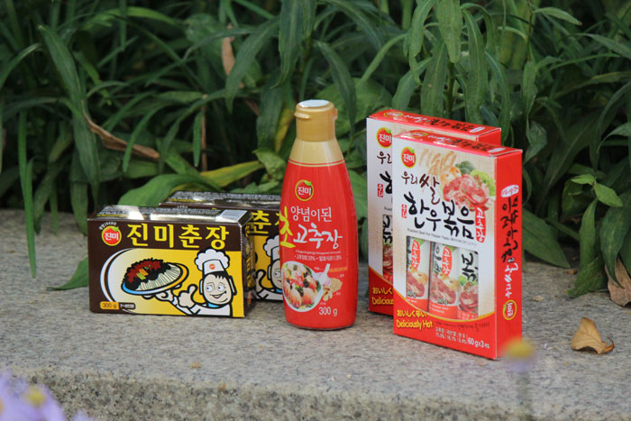 The main products of the Jinmi Foods Company. Jinmi makes a variety of fermented pastes ranging from pepper paste and soybean paste, through to Chinese black noodle paste and even the soybean paste dipping sauce used when eating lettuce wraps.