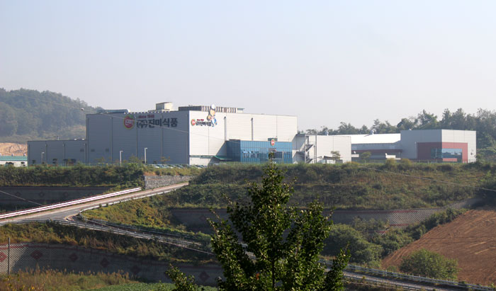 The factory complex is jointly built by Goesan County and North Chungcheong Province. It is equipped with production and research facilities and makes a variety of fermented pastes and sauces.