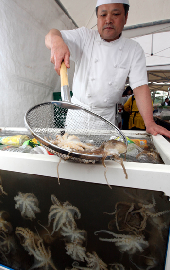 “Come and taste seasonal webfoot octopus!” (photo: Yonhap News)