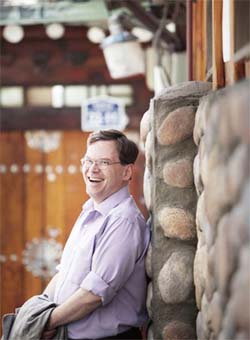Robert J. Fouser is the first foreign professor to teach Korean language teaching methods at Seoul National University. He also leads a campaign to preserve Seochon Hanok Village.