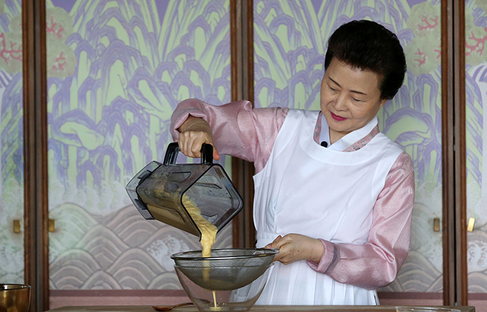 Director Yoon Sook-ja of the Institute of Traditional Korean Food drains blended corn for the corn and mushroom soup.