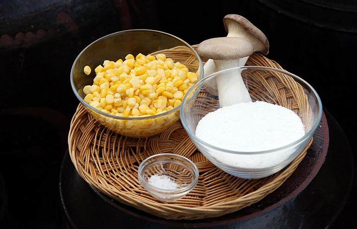 The main ingredients in mushroom corn porridge are king oyster mushrooms, glutinous rice powder and salt. Canned corn can also be used.