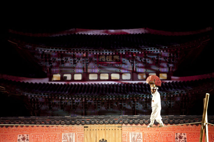 Jultagi, tightrope walking, performance at Gyeongbokgung Palace (photo courtesy of the Cultural Heritage Administration) 