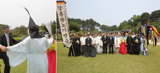 Ambassador Sung Kim (left) joins a mask dance troupe during a visit to Seongyojang -- a well-preserved traditional aristocratic house -- in the city of Gangnueng (photo courtesy of Gangneung City).