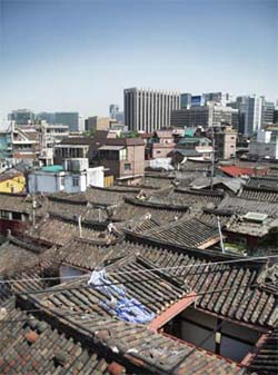 Fouser fell in love with the warm and generous affection that Hanok houses reflect, and decided to become a 'Hanok village keeper'.