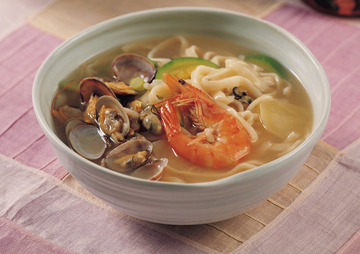 Hand-pulled noodles with seafood is one of the most popular dishes. Thanks to the wide range of seafood that's available, including clams, shrimps and oysters, this dish is characterized for its anchovy stock and chewy noodles.
