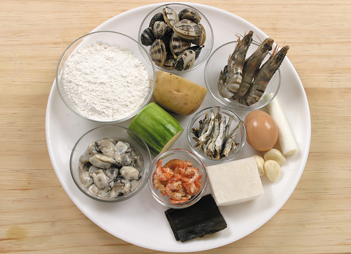 The main ingredients for hand-pulled noodles and seafood are flour, shrimp, thin shelled surf clams, oysters, anchovies, eggs, garlic, radishes, potatoes and green onions.