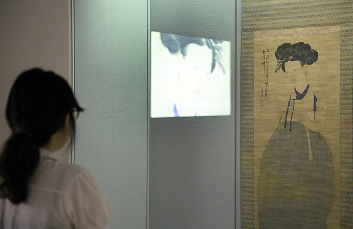 A visitor appreciates the painting of ‘A Beauty’ by Shin Yun-bok. (photo: Jeon Han)