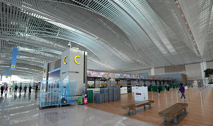 The government will offer a visa waiver to Chinese tourists and ease immigration procedures for athletes and tourists during the PyeongChang 2018 Olympic and Paralympic Winter Games. The photo above shows the second passenger terminal at Incheon International Airport, which will open on Jan. 18 next year. (Korea.net DB)