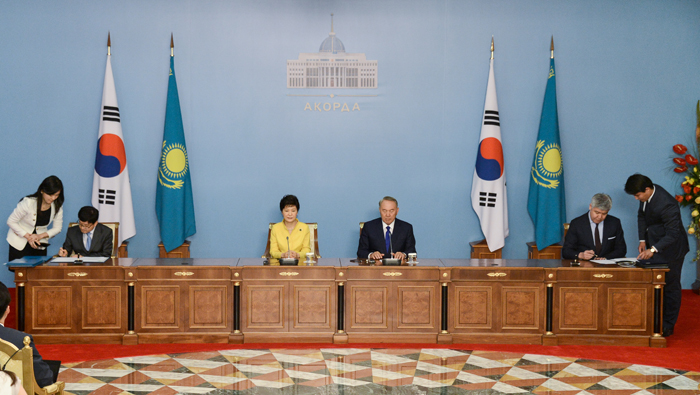  A bilateral summit between Korea and Kazakhstan takes place on June 19. The two nations signed an agreement for cooperation in forestation and decided to restore forest around the Aral Sea. (photos: Cheong Wa Dae) 