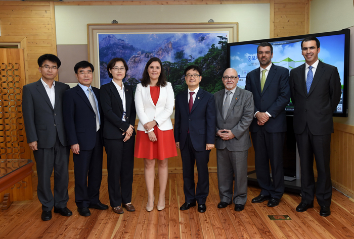  Korea Forest Service Minister Shin Won-sop (right) meets Portuguese Minister of Agriculture and Sea Assunção Cristas on July 4. The two nations have shared technology to prevent and exterminate pine wilt disease. (photos: Korea Forest Service) 