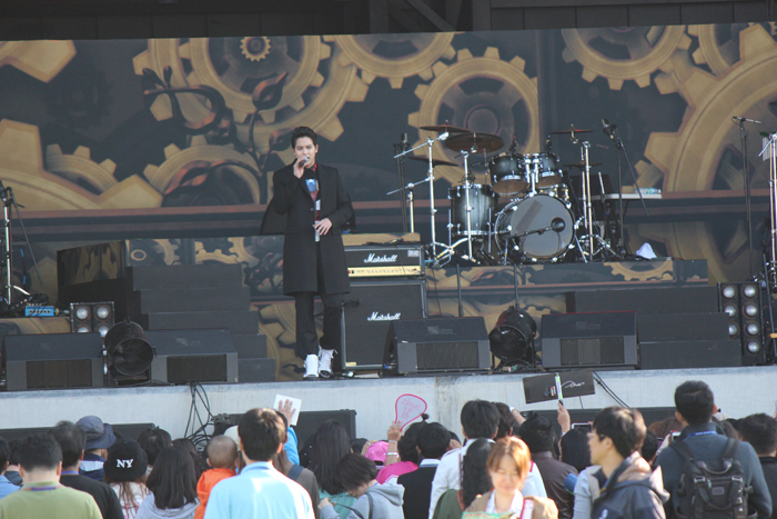 James Ji, a Thai singer, took to the stage at Songdo's K Festival 2014. 