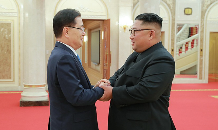 Director of National Security Chung Eui-yong (left), head of President Moon Jae-in’s team of special envoys, exchanges greetings with North Korea's Chairman of State Affairs Kim Jong Un, in Pyeongyang on Sept. 5. (Cheong Wa Dae)