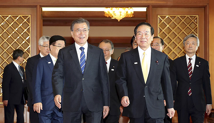 President Moon Jae-in meets with Fukushiro Nukaga, head of the Japanese side of the Japan–Korea Parliamentarians' Union, at Cheong Wa Dae on Aug. 21.