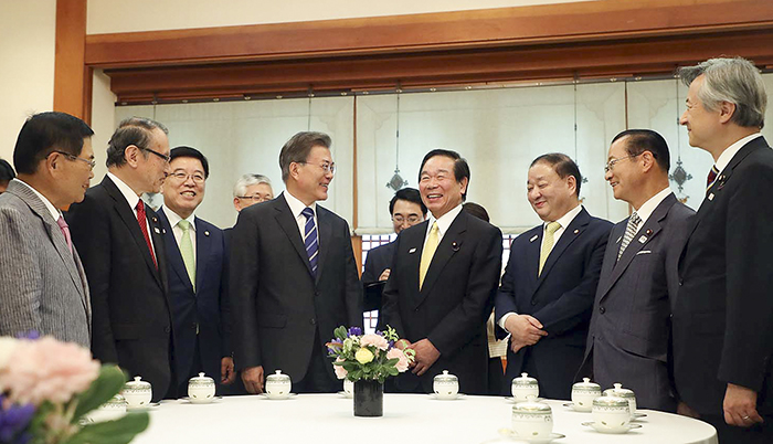 President Moon Jae-in (fourth from left) meets with Korean and Japanese members of the Japan–Korea Parliamentarians' Union, at Cheong Wa Dae on Aug. 21.