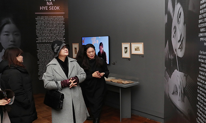 First lady Kim Jung-sook visits the 'Arrival of New Women' exhibit along with a group of female entrepreneurs at the Deoksugung branch of the National Museum of Modern and Contemporary Art, in Seoul on Jan. 9. (Cheong Wa Dae)
