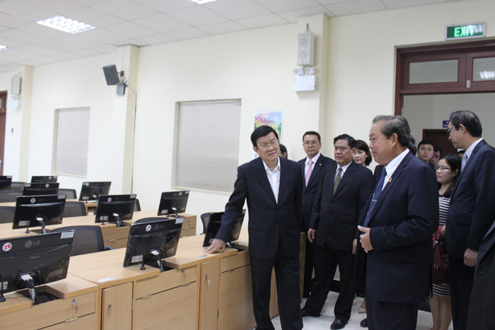 Vietnamese President Truong Tan Sang (left) visits a lecture hall at the Judge Training School in Gia Lam, Hanoi. 