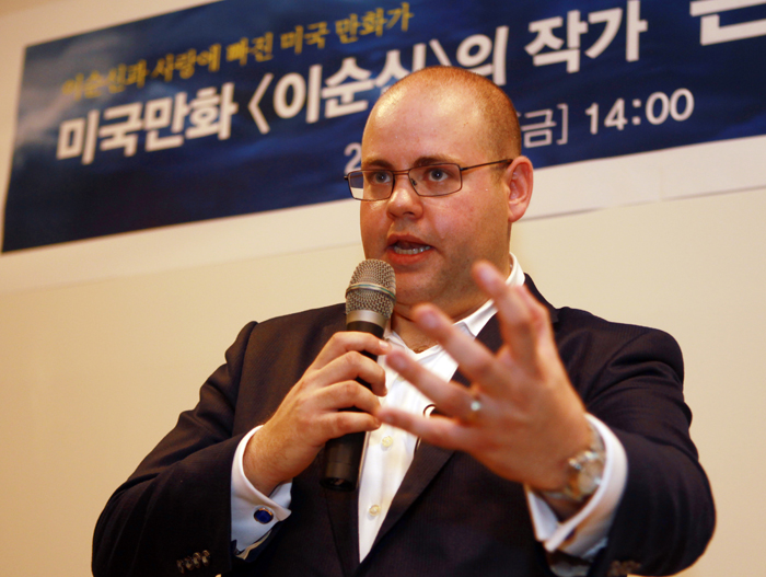 Onrie Kompan, a US comic book creator, speaks to the press recentlyduring his visit to Tongyeong, Gyeongsangnam-do (South Gyeongsang Province), to attend the Great Battle of Hansan Festival. Impressed with the achievements of Admiral Yi Sun-sin, he has made a series of comic books about the admiral. (photo: Yonhap News)