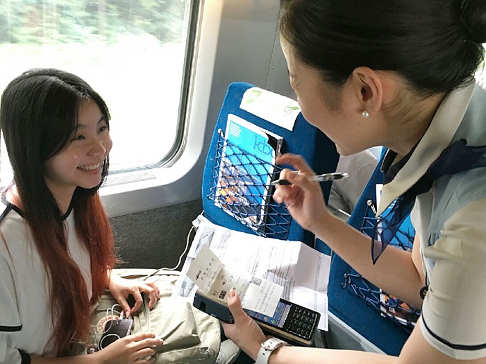 Korail recently updated its website to allow non-Korean passengers to purchase a Korail Pass and to reserve seats. The photo above is a Singaporean passenger presenting the ticket she printed to the conductor. (Korail)