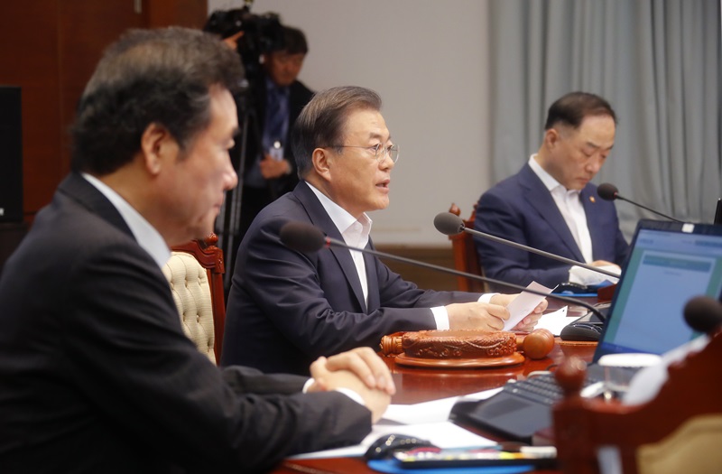 President Moon Jae-in Aug. on 2 hosts an urgent Cabinet meeting in the afternoon at Cheong Wa Dae after Japan in the morning had approved a bill to remove Korea from a whitelist of preferential trading nations. (Yonhap News)