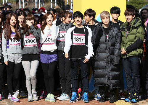 Korean stars, who took part in ‘A Walk With the Stars’ on November 17, count down the start of the competition (photo: Yonhap News