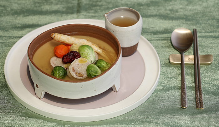 Rolled ginseng chicken soup is an improved version of traditional ginseng chicken soup, as it allows people to enjoy the dish without having to remove all the bones while eating.