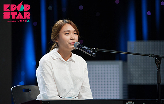 Lee Jin-ah talks with the jury about writing her song "Time Slows Down" before she starts her performance during episode one of "K-Pop Star" on November 23.