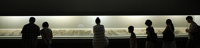  Visitors admire 'Mountains and Rivers Without End,' by Yi Inmun. (photo: Jeon Han) 