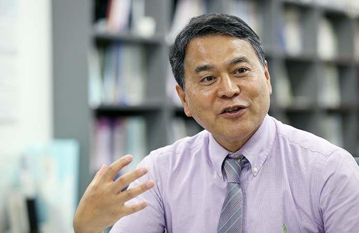 Professor Lee Hee Soo from Hanyang University's Department of Cultural Anthropology talks about exchanges between ancient Korea nations and the Islamic world, in Seoul on Sept. 25. (Kim Sunjoo)