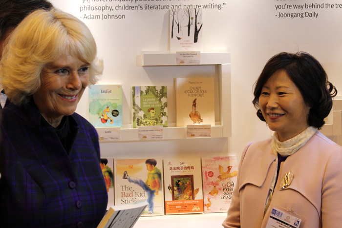  Camilla, Duchess of Cornwall, (left) talks with Hwang Sun-mi at the Korean pavilion at the London Book Fair in Earls Court, London. (photo: Yonhap News) 