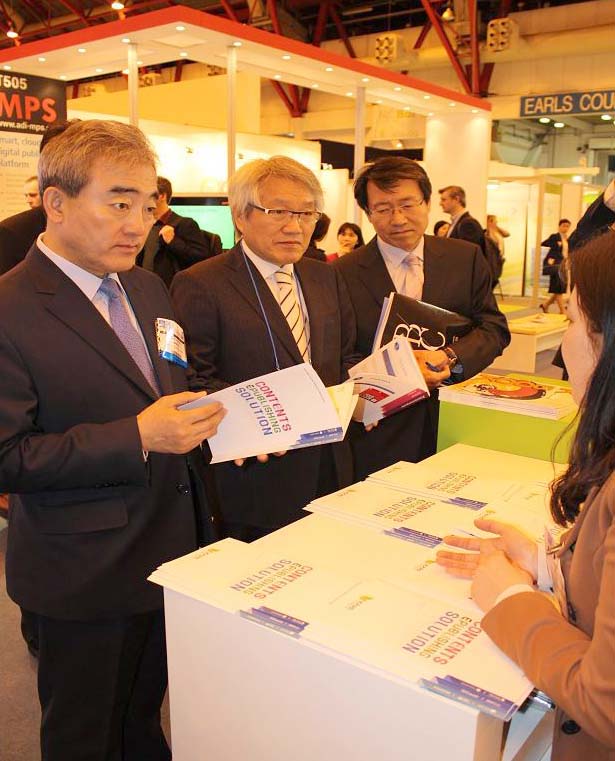  Minister of Culture, Sports and Tourism Yoo Jinryong (left) attends the London Book Fair. (photo courtesy of the Ministry of Culture, Sports and Tourism) 
