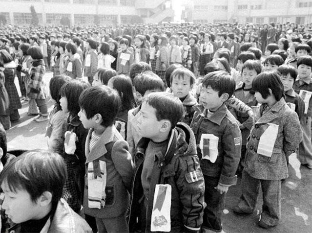 First-graders line up en masse in rows on the grounds of Maedong Elementary School in Jongno District, Seoul, for a morning assembly, in 1978 (photo courtesy of National Archives of Korea). 