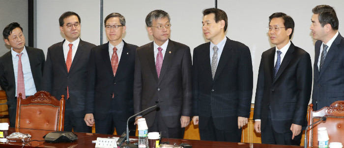 Officials from the Ministry of Strategy and Finance, the Financial Services Commission and the Bank of Korea gather in Seoul on Dec. 15, 2016, to discuss ways to deal with the impact of the latest U.S. rate hike on the South Korean market.