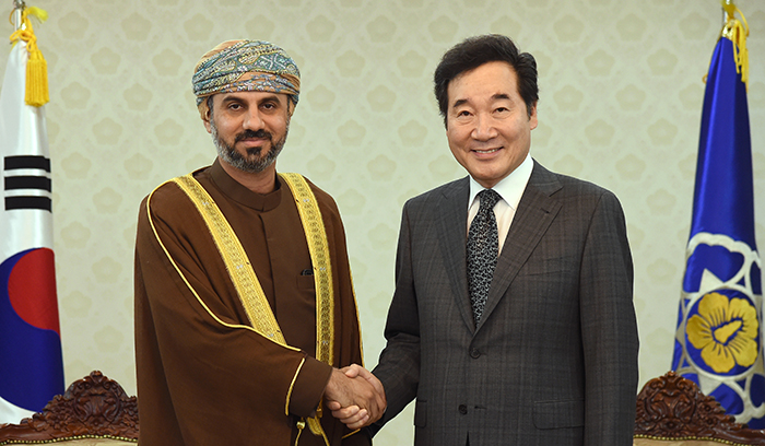 Oman's Speaker of the Parliament Sheikh Khalid Al-Maawali (left) and Prime Minister Lee Nak-yon shake hands at the Government Complex Seoul on Sept. 11. (Prime Minister’s Office)