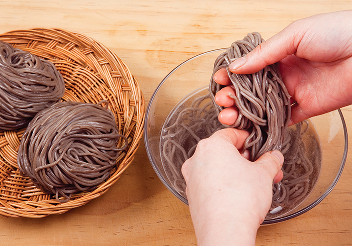 Cook the buckwheat noodles in boiling water and rinse them in icy water.