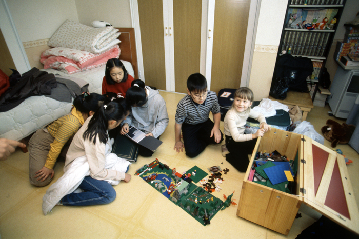 Foreign children staying at a Korean house play with the Korean children (photo: Yonhap News). 