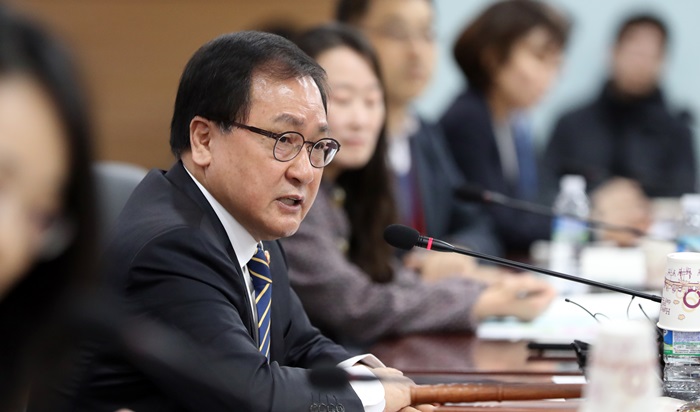 Minister of Science and ICT Yoo Young Min on Feb. 14 chairs the first meeting of a national committee on new technologies and services at Government Complex-Gwacheon, Gyeonggi-do Province.