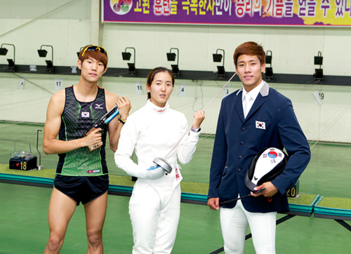 National athletes Hwang Wu-jin, Yang Su-jin, and Jeong Jin-hwa (from left) will be representing South Korea in the modern pentathlon event at the 2012 London Olympic Games.