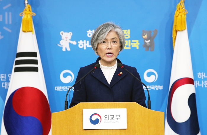 Minister of Foreign Affairs Kang Kyung-wha explains the Korean government's stance regarding the future direction of negotiations between Seoul and Tokyo concerning the victims of sexual slavery from colonial times and World War II, in Seoul on Jan. 9. (Yonhap News)