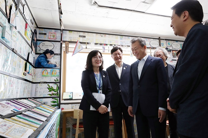 President Moon Jae-in looks around the facilities at the Gusan-dong Library Village in Seoul on Sept. 4. (Cheong Wa Dae)