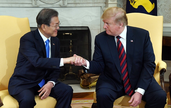 President Moon Jae-in (left) on April 11 holds a summit with U.S. President Donald Trump at the White House in Washington. (Yonhap News)