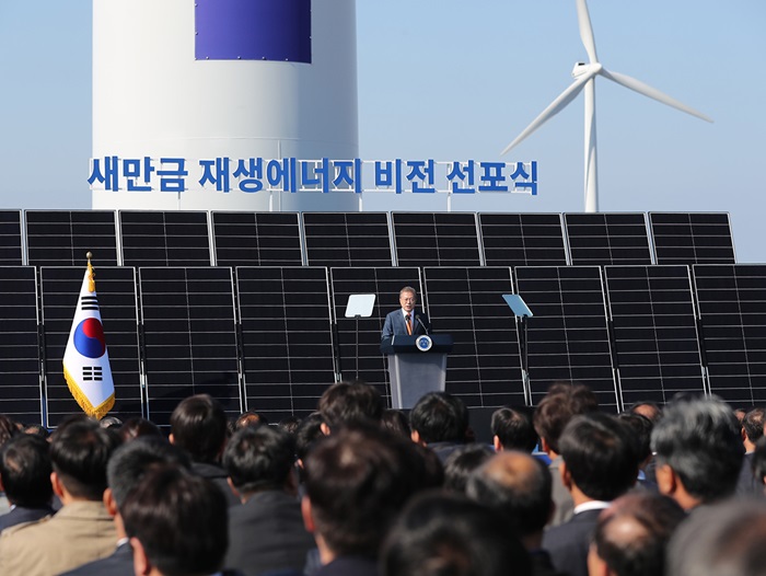 President Moon Jae-in delivers congratulatory remarks at a ceremony held to announce the vision to establish one of world’s biggest renewable energy production complexes in Saemangeum reclaimed land in Gunsan, Jeollabuk-do Province on Oct. 30. (Cheong Wa Dae)