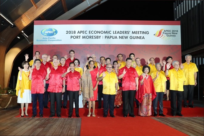 Clad in traditional Papua New Guinea costume, President Moon Jae-in and First Lady Kim Jung-sook pose for photos with leaders of the APEC Economic Leaders Meeting and their spouses on Nov. 17 in Port Moresby, Papua New Guinea. (Cheong Wa Dae)